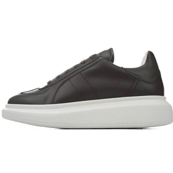Alexander McQueen Sneaker Black and White OKLU2026457