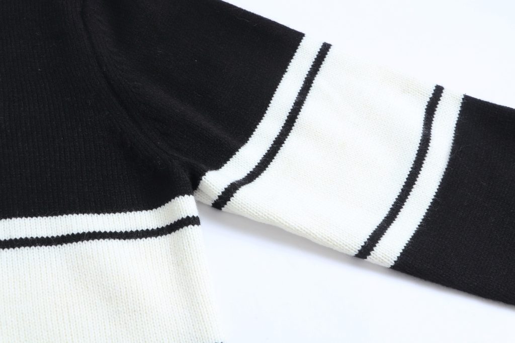 Amiri Badge Stripe Logo Sweater Black OKZY20261034
